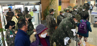 [이슈 컷] 소중한 한표를 행사해야지 사전투표장에 몰린 군장병들