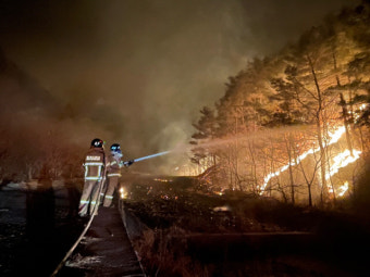 강원 산불 진화 한마음으로…전국 소방관 전천후 활약