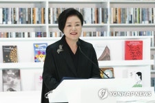 청와대 김정숙 여사 옷값, 사비로 부담… 특활비 안 썼다