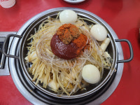 [맛있수다] 떡·어묵·쫄면·고추장 한움큼…남녀노소 찾는 추억의 빨간맛