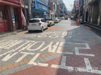 좁은 골목 사람 사이로 쌩쌩 보행 안전 여전히 아슬아슬