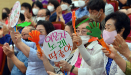 지난 세월 노래하며 울고 웃고…참가자·응원단 지금이 청춘