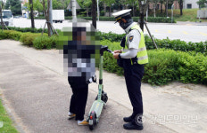 [현장르포] 웬 면허증이요? 전동 킥보드 단속 현장 가보니