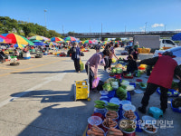 고물가로 주머니 팍팍한 서민들, 외곽 새벽시장으로 발길 옮겼다