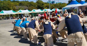 4년만에 열린 춘천 소양강 문화제…외바퀴 수레싸움 시연 눈길