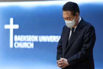 [속보] 윤 대통령 내외 이태원 추모미사 묵상 기도