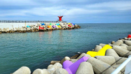 동해 어달항 테트라포드 무지개옷 입는다