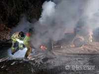 강릉 팬션 밀집 경포동 도로서 차량 화재...운전자 부상 이송
