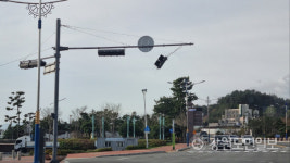 가로등 꺾이고 버스승강장 날아가고… 속초·고성 강풍 피해 134건 신고