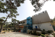 [WE+] 백년을건너온시의간격 한걸음씩읊는시간