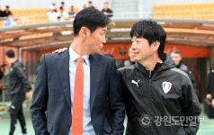 [현장컷] 최용수 vs 김병수 전현직 강원FC 감독 춘천서 격돌