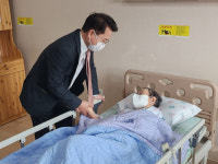 육동한 춘천시장, 신사우동 최고령 친구와 작별