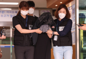 '수원 냉장고 영아시신 사건' 친모 구속 송치… 남편은 불송치