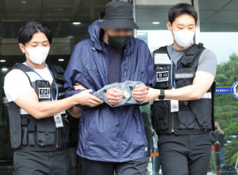 장애 영아 살해한 친부·외조모 구속 심문…