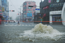 [현장컷] 속초 아남프라자 앞 도로 침수 교통 통제
