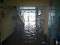 [현장컷] 태풍 카눈 북상에 동해시 고등학교 교실까지 침수