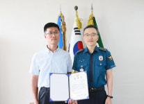 죽헌교차로북단 | 태풍 '카눈' 때 맨손으로 배수로 뚫은 최승하씨에 감사장 전달
