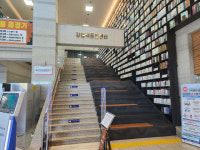 시청사 벽면서가 계단공간 실효성 논란