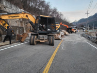 평창 개수리 지방도서 새벽 낙석 발생… 오전 9시30분부터 통행 재개