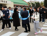 [현장컷] 4년 만에 마스크 없는 수능… 응원전도 부활