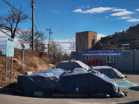 강릉산불 피해 펜션단지 앞 공영주차장, 공사 사무실로 이용돼 주민들 분통