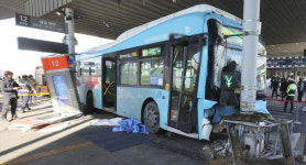 수원역 환승센터서 버스 시민 다수 들이받아…1명 사망·11명 부상