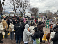 젊음으로 폭 넓힌 축제 봄 내려왔다