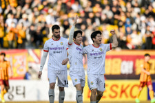 강원FC, 광주FC와 원정 경기서 난타전 끝 2-4 패