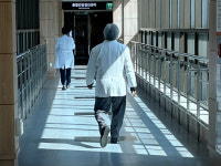 정부 "환자 곁 떠난다는 의대교수 국민들 이해 못할 것"