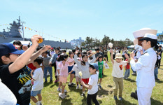 동해해경·해군 1함대 함정 공개행사… 어린이들에 추억 선물