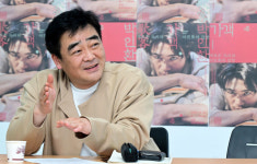 도시가 극장인 세상… 방문 열고 나온 관객과 함께 노래합니다