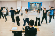 도시가 극장인 세상… 방문 열고 나온 관객과 함께 노래합니다