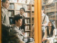 도시가 극장인 세상… 방문 열고 나온 관객과 함께 노래합니다