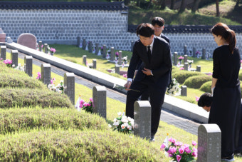 이준석, 5·18묘지에 영남재배 국화 1000송이 헌화
