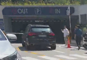 '음주 뺑소니' 김호중 경찰 출석… 사고 12일만