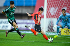 강원FC, 전북에 2-1 승리… 3연승 질주