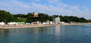 [현장컷] 고성 아야진해수욕장 동해안 첫 개장