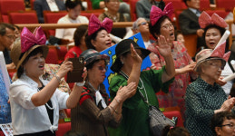 풍선·리본 머리띠 등장, 설렘 가득 커지는 응원…청춘으로 돌아간 무대