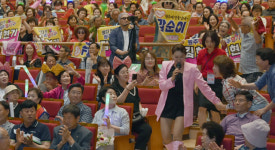 풍선·리본 머리띠 등장, 설렘 가득 커지는 응원…청춘으로 돌아간 무대