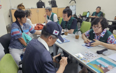 또래가 알려주니 더 쉬워  스마트폰 배우러 줄서는 노인들