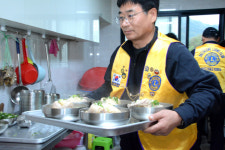 [시니어 현장] 코로나로 중단됐던 어르신 봉사활동 재개