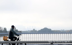 전국 대체로 흐리다 오후부터 구름 많아…곳곳 비 오는 곳도