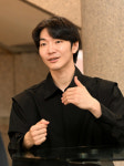 유일하게 가슴에 대고 연주하는 첼로… 그 울림 관객에 전할 것