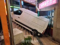 [현장컷] 춘천 서부시장 상가로 차량 떨어져