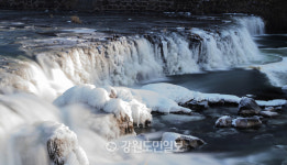 북극발 한파로 철원 직탕폭포 꽁공