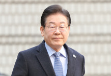 재판 출석하는 이재명에 신발 던진 40대 남성, 검찰 송치