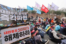 트랙터 불허 남태령서 전농 vs 보수 유튜버 탄핵 찬반 긴장감 고조