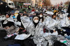 尹 탄핵선고 D-2…밤샘집회로 헌재 인근 출근길 혼잡