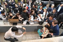 화천 방문해 전투모 쓴 이재명 경제 살리는데 최선 다할 것