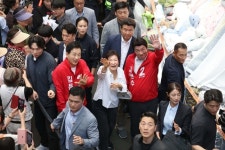 [속보] 박근혜, 대선 사흘 앞두고 대구 서문시장 방문…진작 뵀어야 했는데